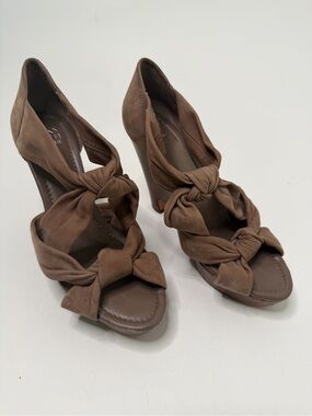 Saks Fifth Avenue Suede Knotted Bow Wedge Sandals Taupe Wood Platform Size 7.5